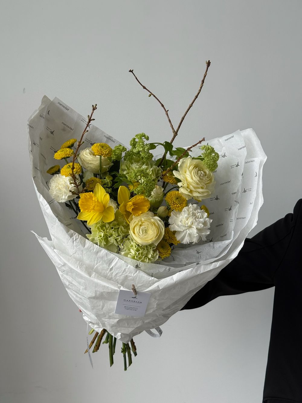 Букет из кустовых пионовидных роз, ранункулюсов, нарциссов, вибурнума и форзиции