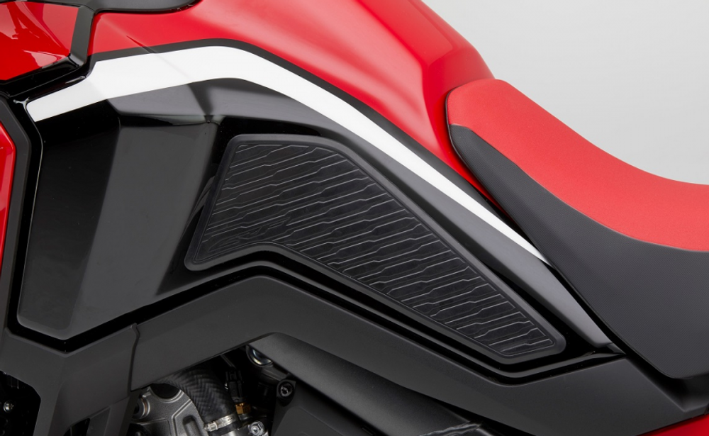 08R81-MKS-E00 Боковые накладки на бак Honda CRF1100L Africa Twin 2020
