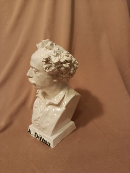 Aleksandr Düma Büstü