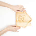 Деревянная менажница из кедра для подачи блюд и закусок с гравировкой "Чудеса там, где в них верят"