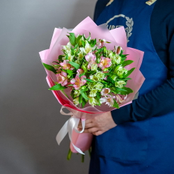 Монобукет из альстромерии в розовом оформлении