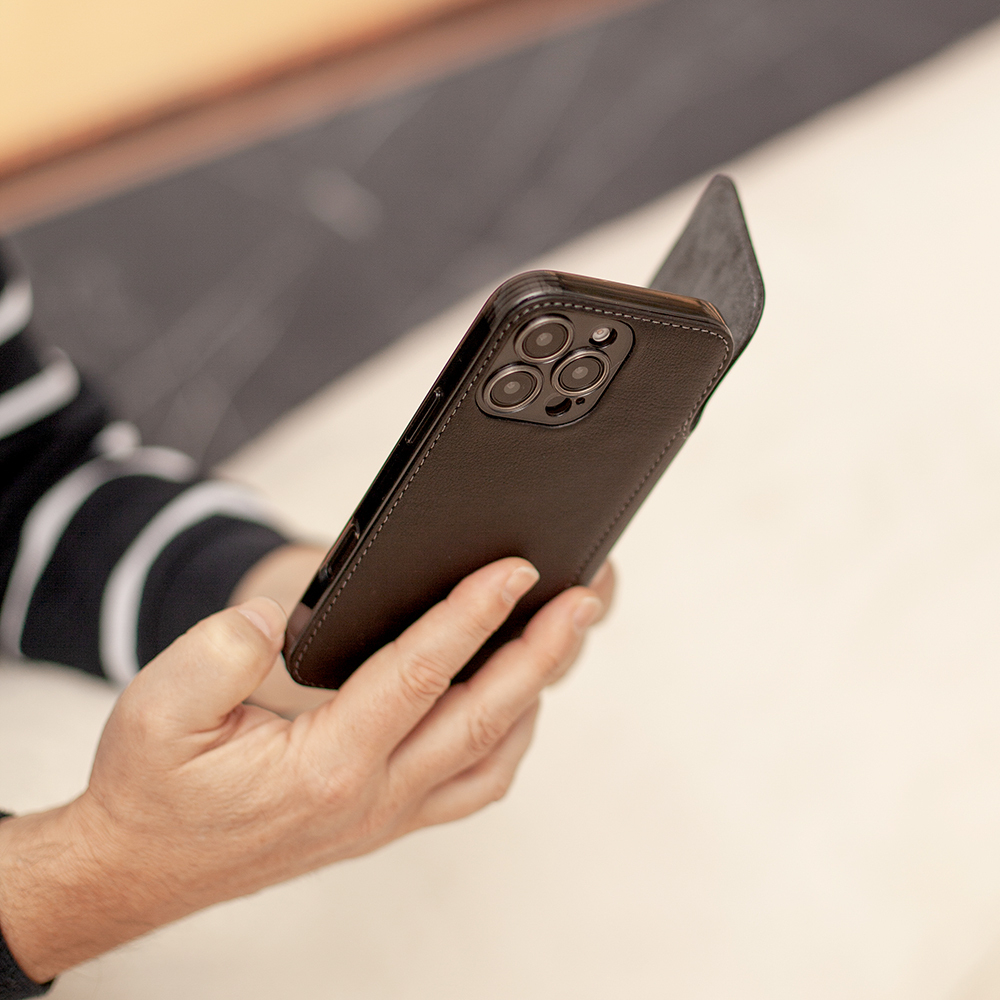 Чехол для iPhone 15 Pro из кожи теленка, черного цвета