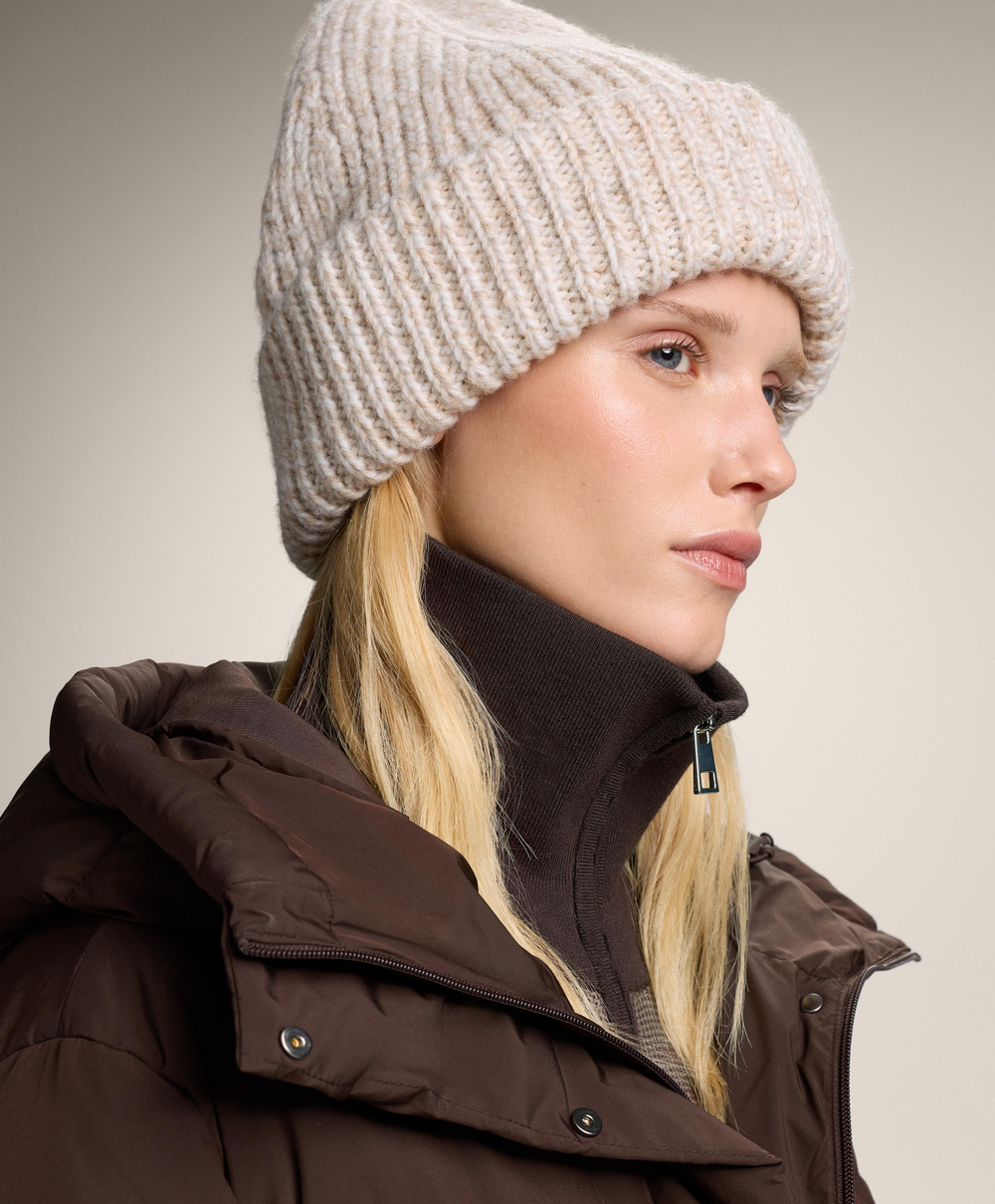 Oysho Вязаная шапка в крапинку, светло-бежевый