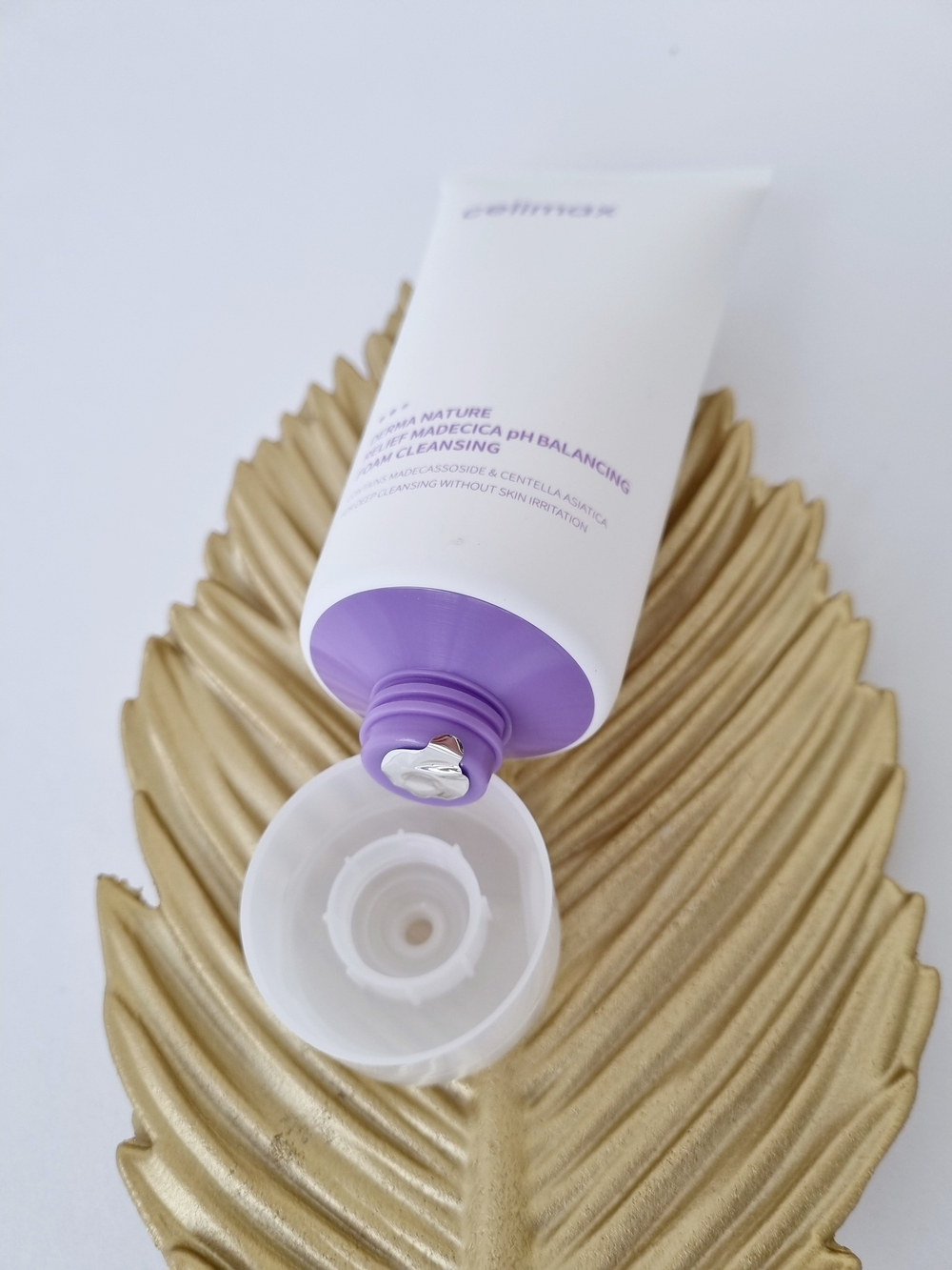 Слабокислотная очищающая пенка Celimax Derma Nature Relief Madecica pH Balancing Foam Cleansing