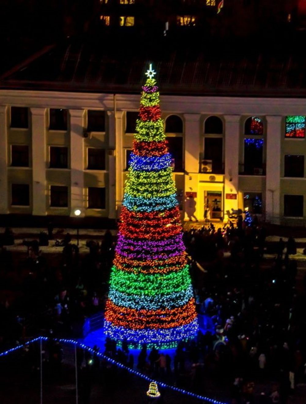 Светодинамическая елка каркасная-узкая с встроенной гирляндой "Евро-2" 25 м