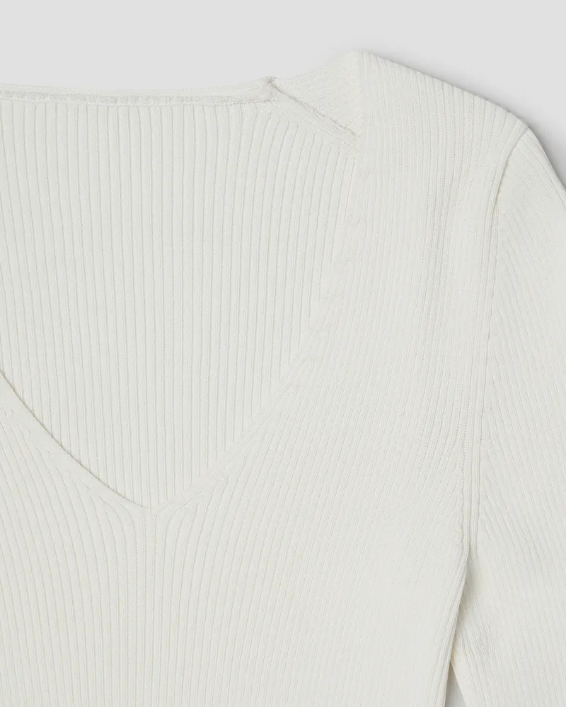 Белый лонгслив из вискозы с V-образным вырезом