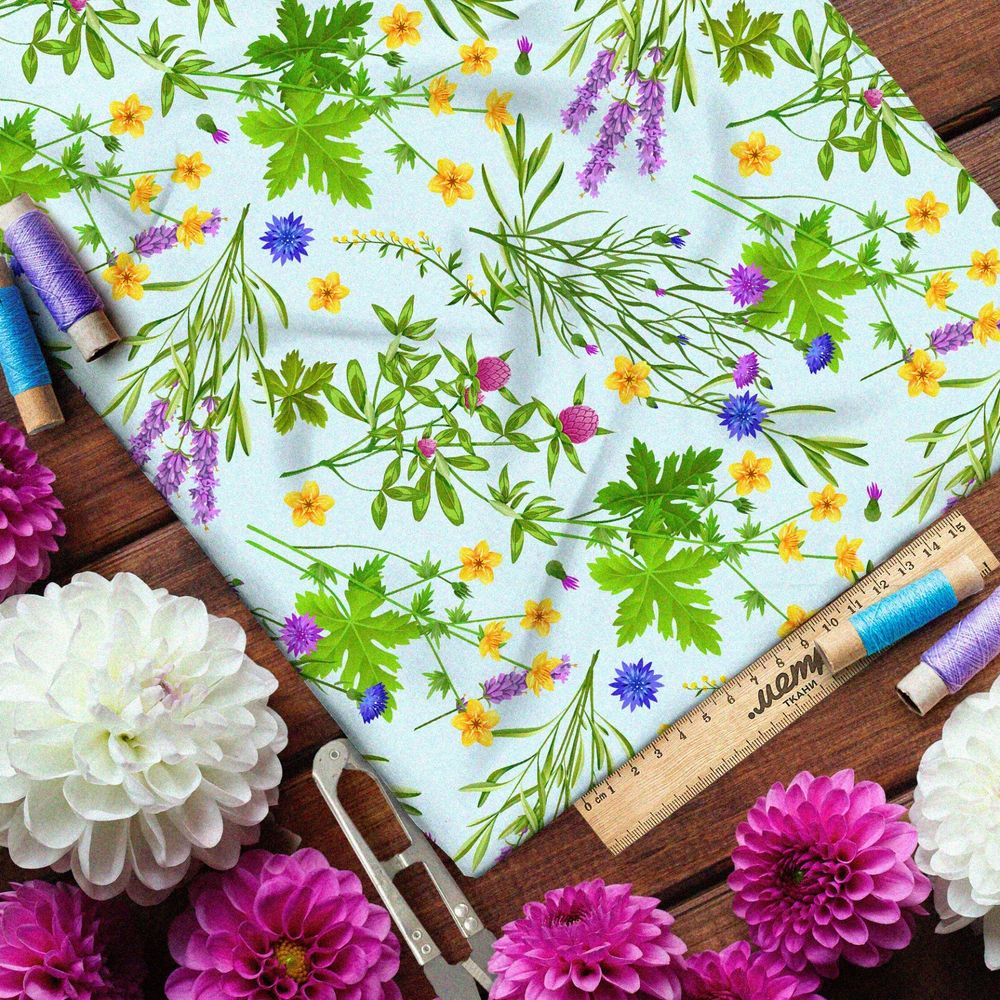 Ткань мембрана полевые цветы и сочная зелень на голубом фоне