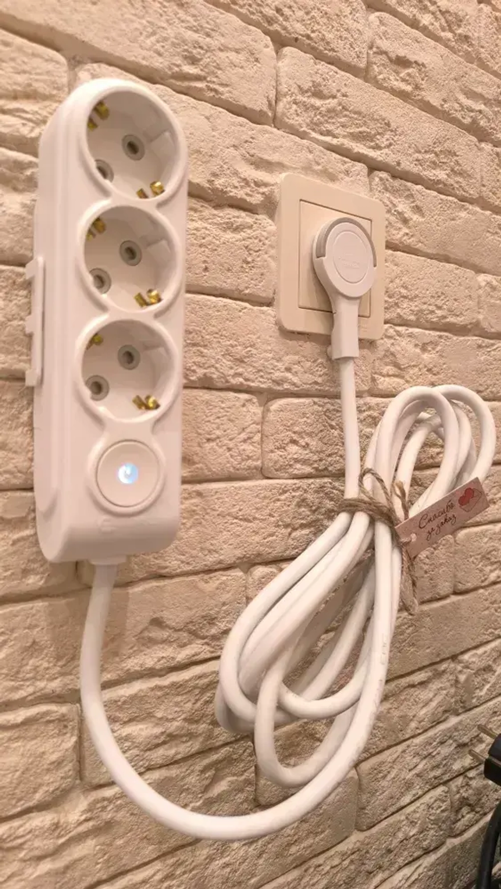 Удлинитель сетевой электрический 1,5 метра с выкл, заземлением и защитными шторкамис плоской потайной вилкой невидимкой