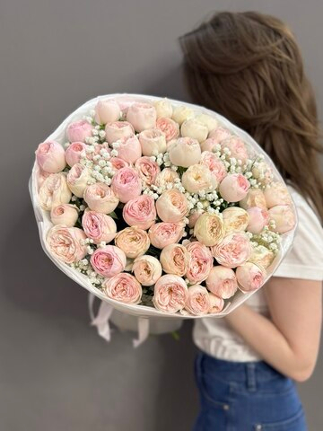 Букет из 15 кустовых пионовидных роз сорта "Mansfield park" и белой гипсофилы