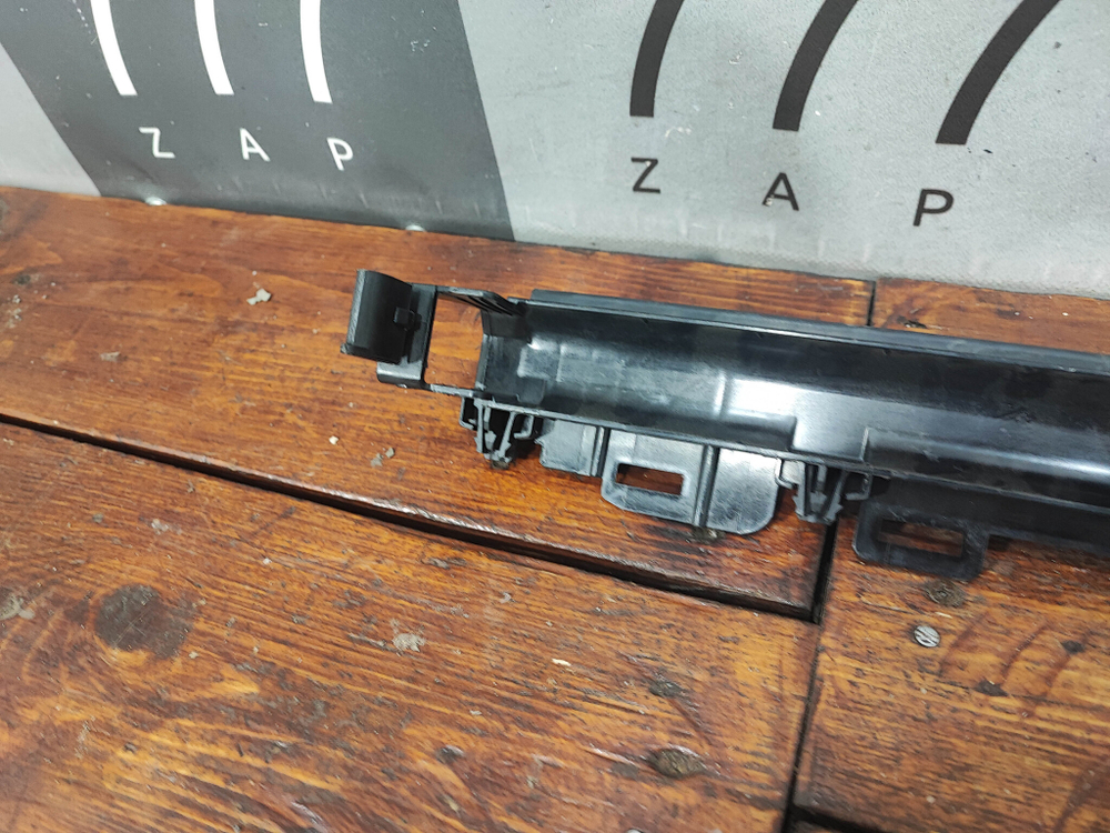 Кронштейн радиатора C (W204) Новый Оригинал 0477902914