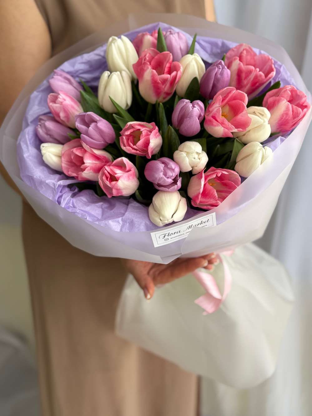 Утонченное сочетание розовых, белых и сиреневых тюльпанов в монобукете от Флора Маркет