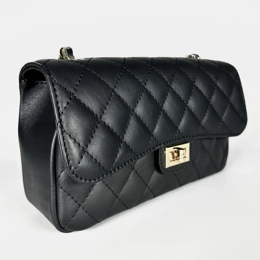 Женская сумка с цепочкой из натуральной кожи черного цвета