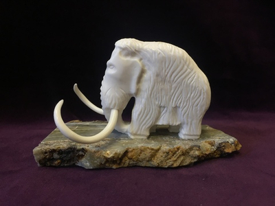 Мамонт. Миниатюра из рога лося.