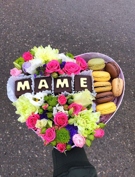 Цветы, макаруны и шоколадные буквы «Маме» #2041