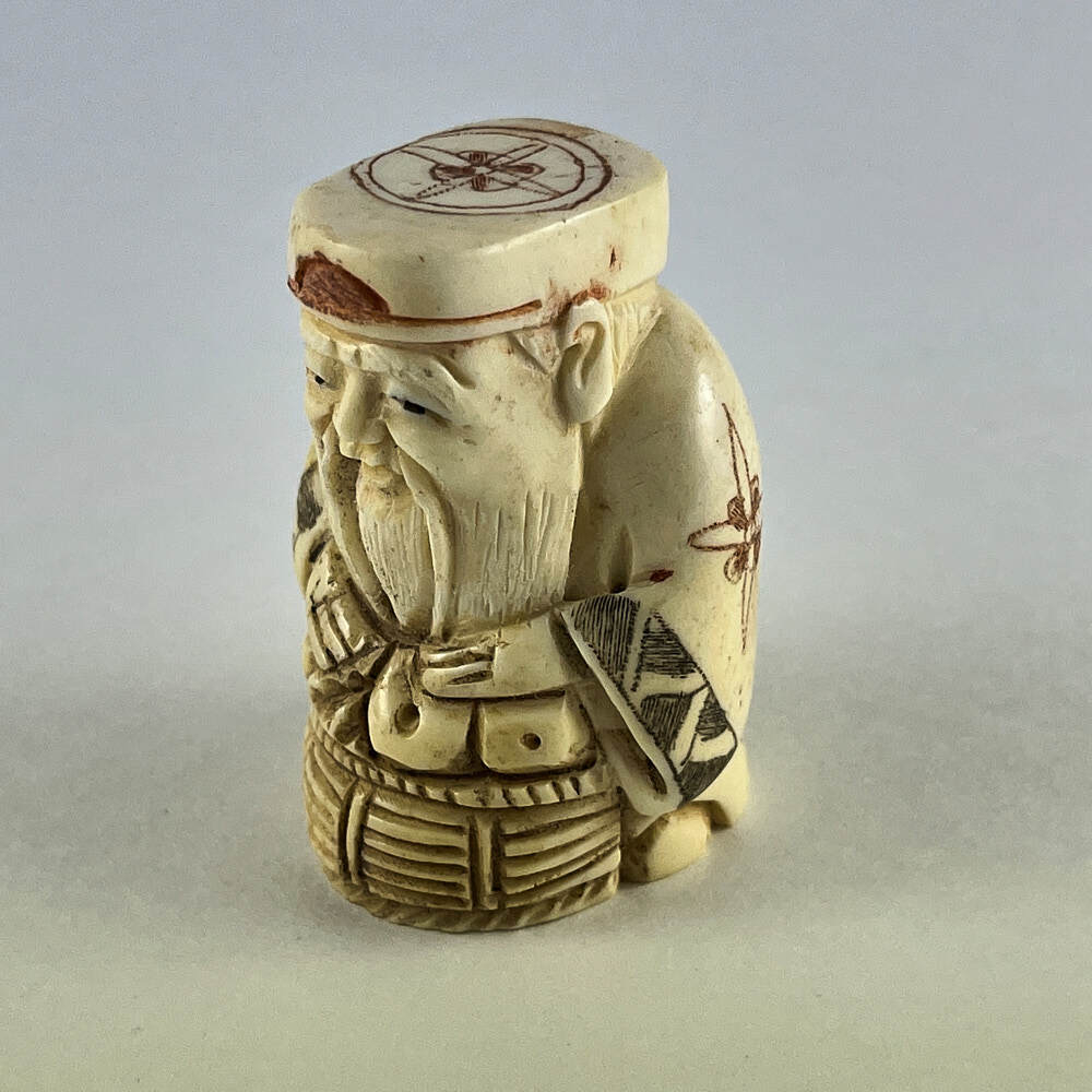 Статуэтка нэцкэ Старик с корзиной рыбы