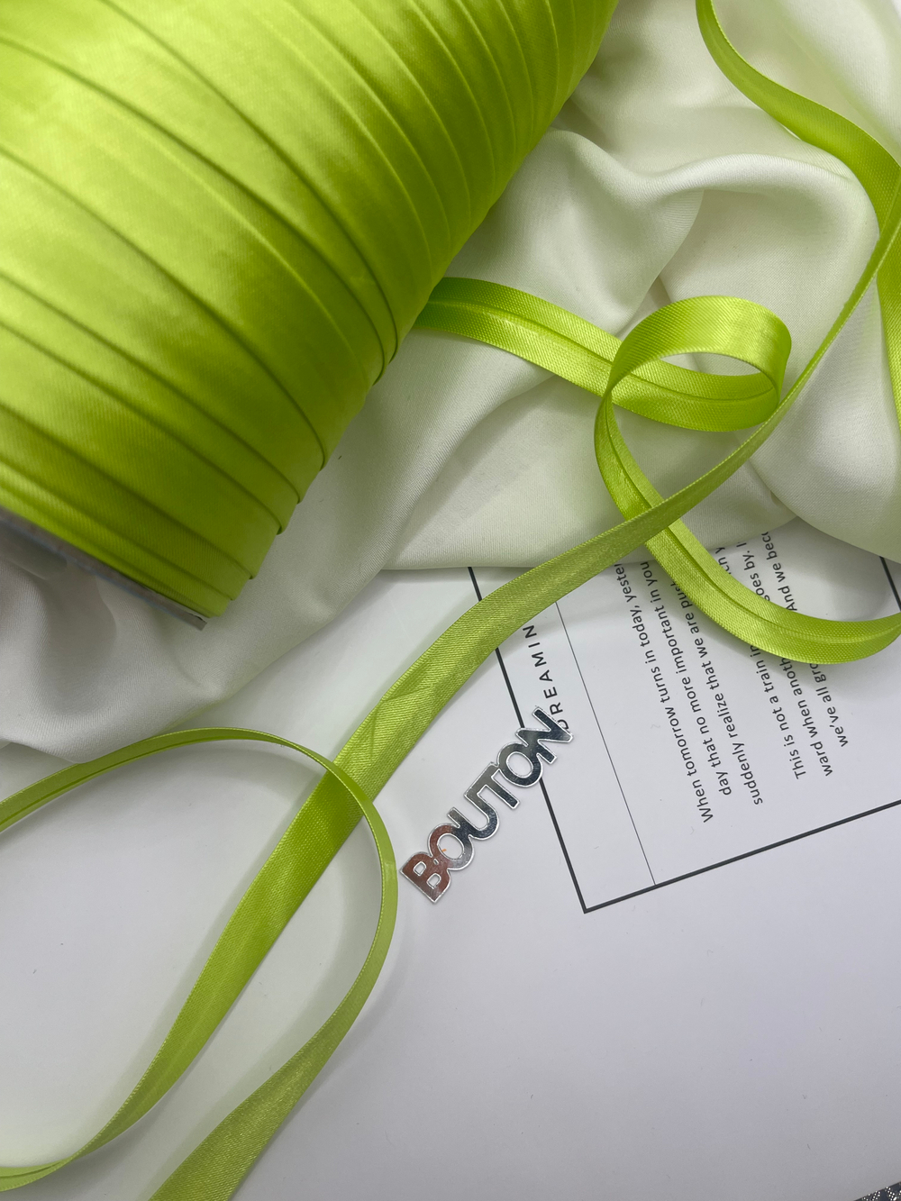 Косая бейка "Gamma" GK-12P 11 - 12 мм №125 ярко-салатовый