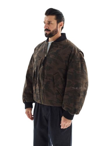 Утепленный бомбер с камуфляжным принтом