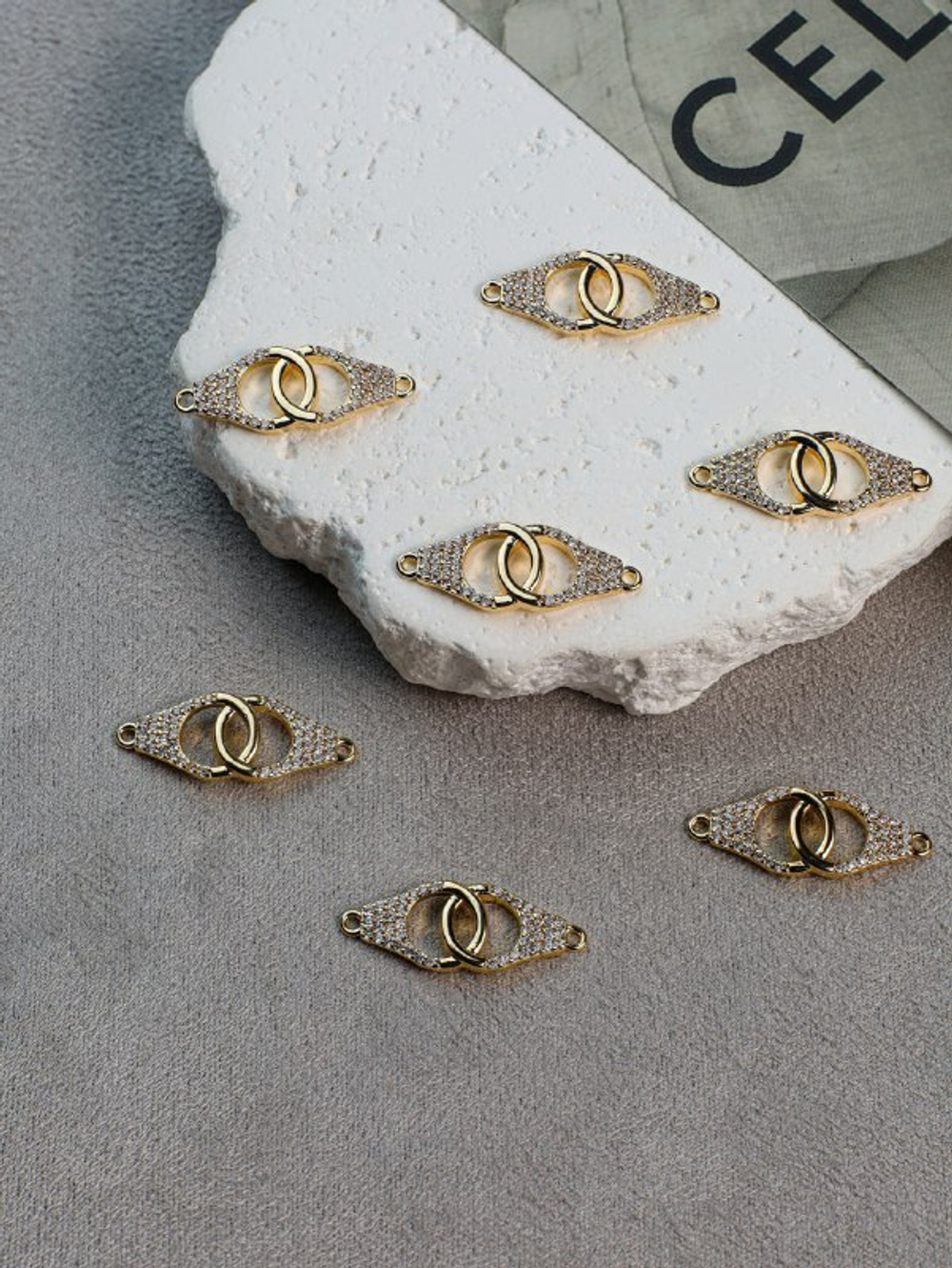 Подвеска “Наручники” 9*24 мм позолота 14к с фианитами