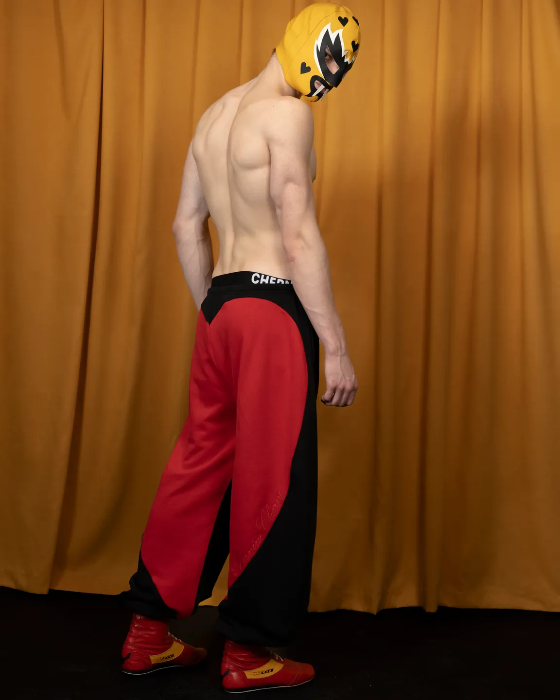 Черно-красные брюки 