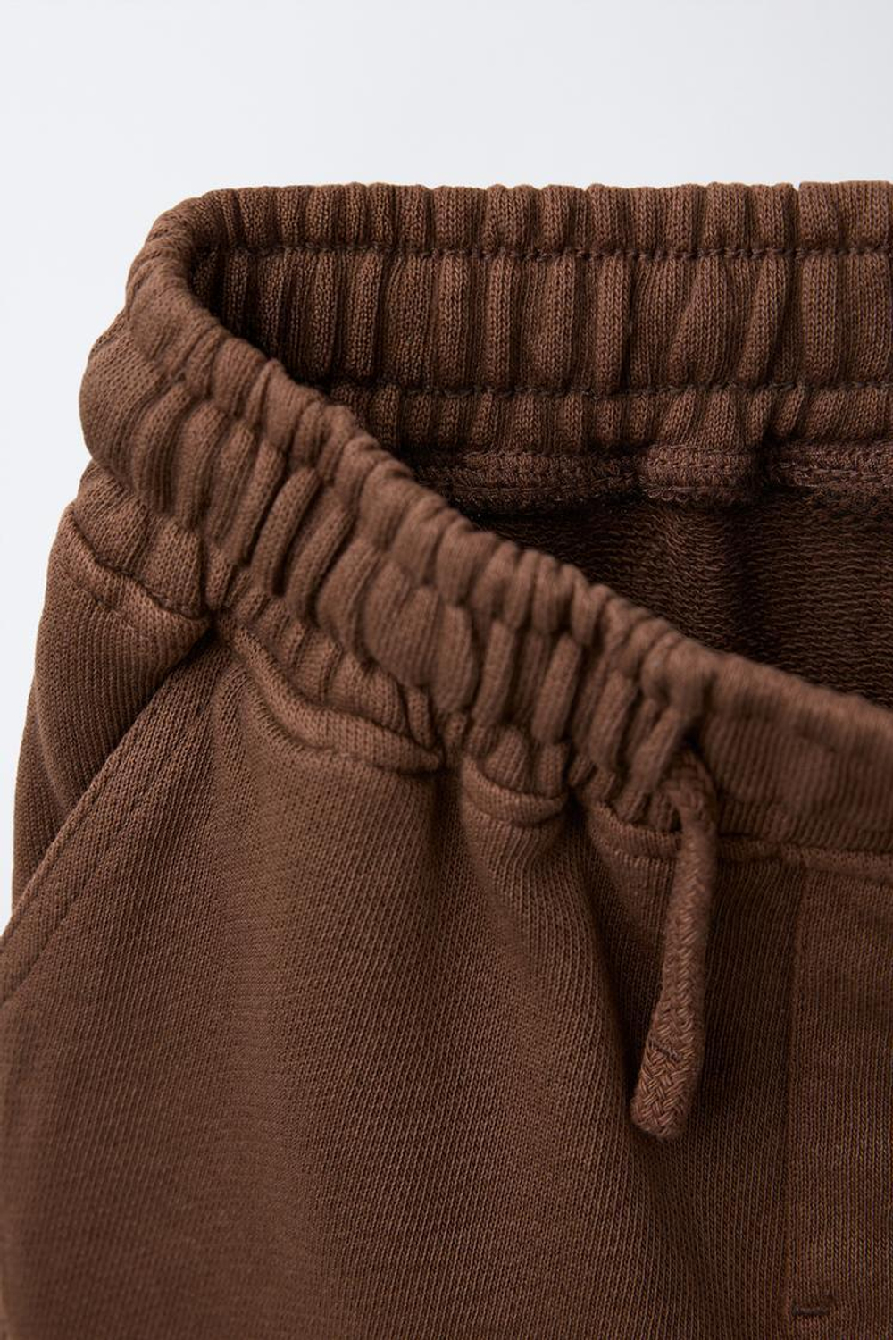 ZARA ШОРТЫ ИЗ МЯГКОЙ ТКАНИ С НАШИВКОЙ, КОРИЧНЕВЫЙ