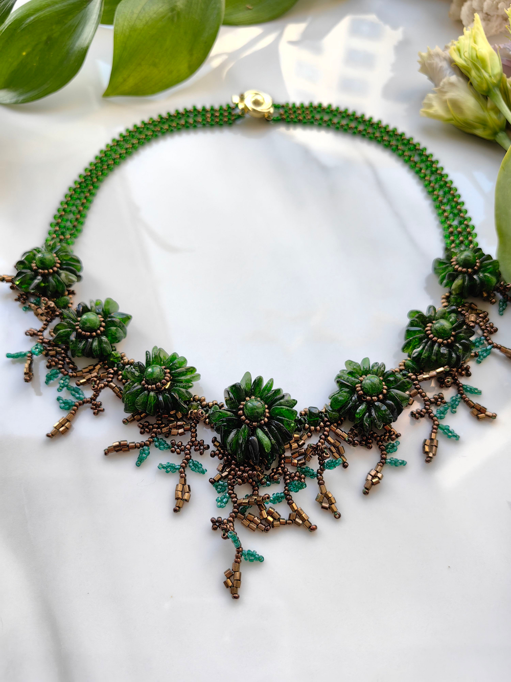 Колье: "Цветы" ручной работы из бисера с камнем Хромдиопсид