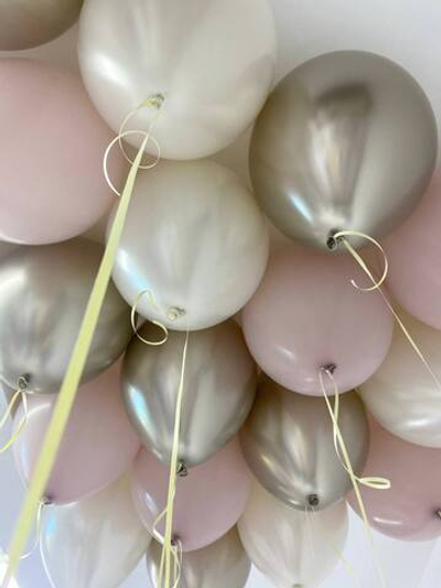 Облако шаров в нежно-розовых тонах