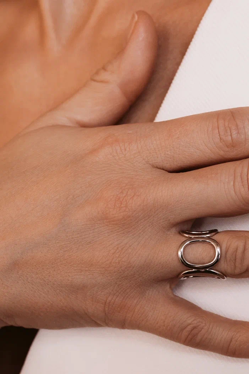 Кольцо незамкнутое "Круги" в серебре