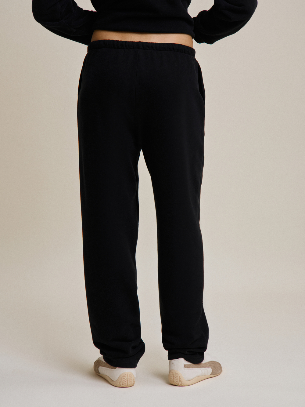 Брюки Frank Sweatpants in Black