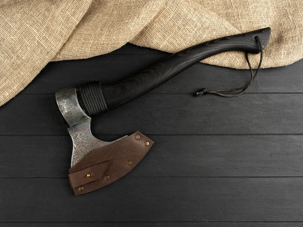 Большой кованый топор, рукоять черный мореный ясень