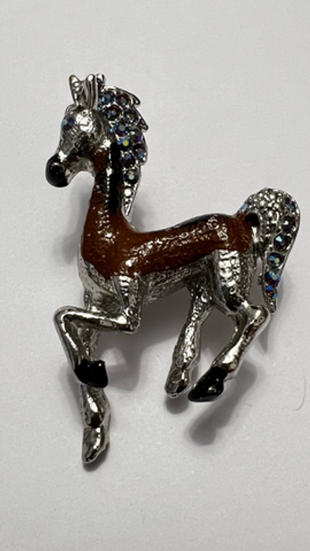 Старенькая брошь лошадка