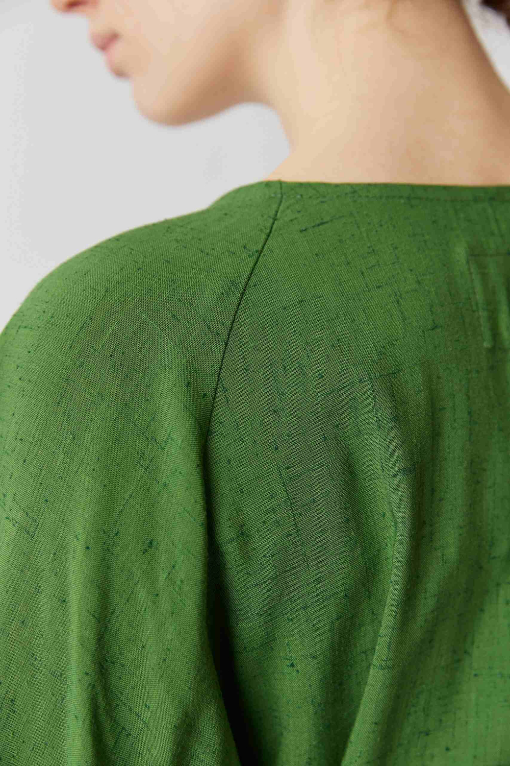 Платье на запах с широкими рукавами длины мини из зеленой вискозы с шёлком