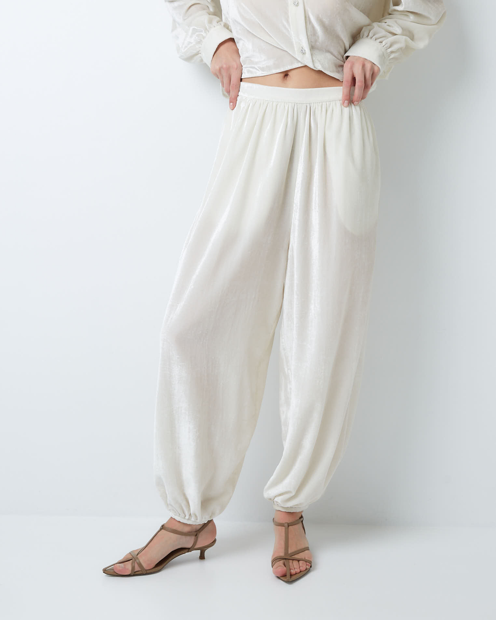 Комплект: блуза и брюки из шелкового бархата молочный