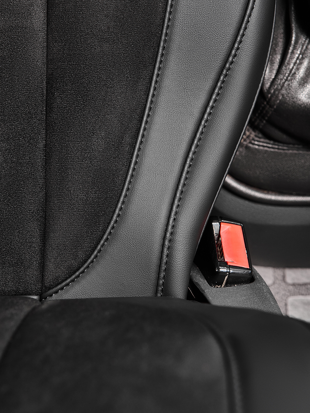 Чехлы Люкс VOLVO FH-13 после 2018 года: водитель от сиденья, пассажир от стойки кабины (один вырез под ремень) (экокожа, черный, черная вставка)