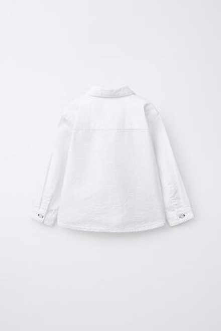 ZARA БАЗОВАЯ РУБАШКА ИЗ ЖАТОЙ ТКАНИ, БЕЛЫЙ
