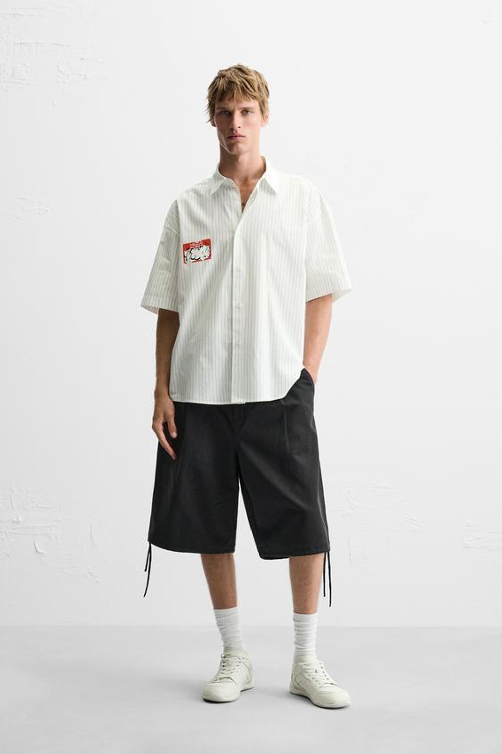 ZARA РУБАШКА В ПОЛОСКУ С НАКЛЕЙКОЙ С ПРИНТОМ, БЕЛЫЙ