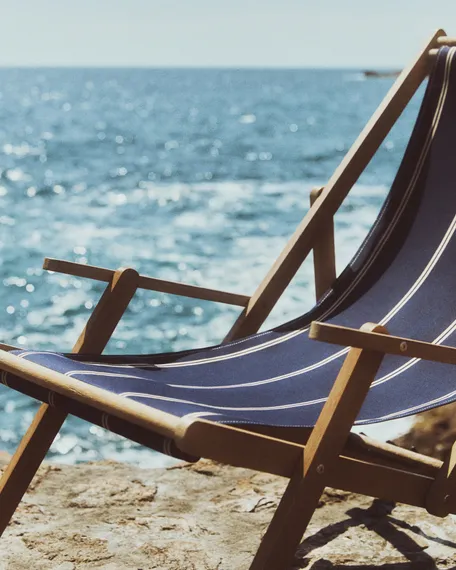 Складной шезлонг для улицы Vilara в полоску синего и бежевого цвета