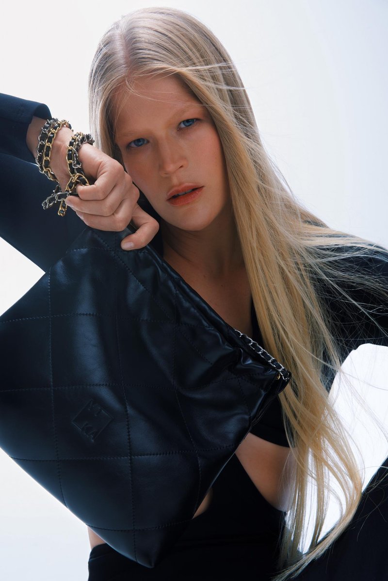 STELLA MINI чёрная - вертикальная вмятина вдоль сумки 13