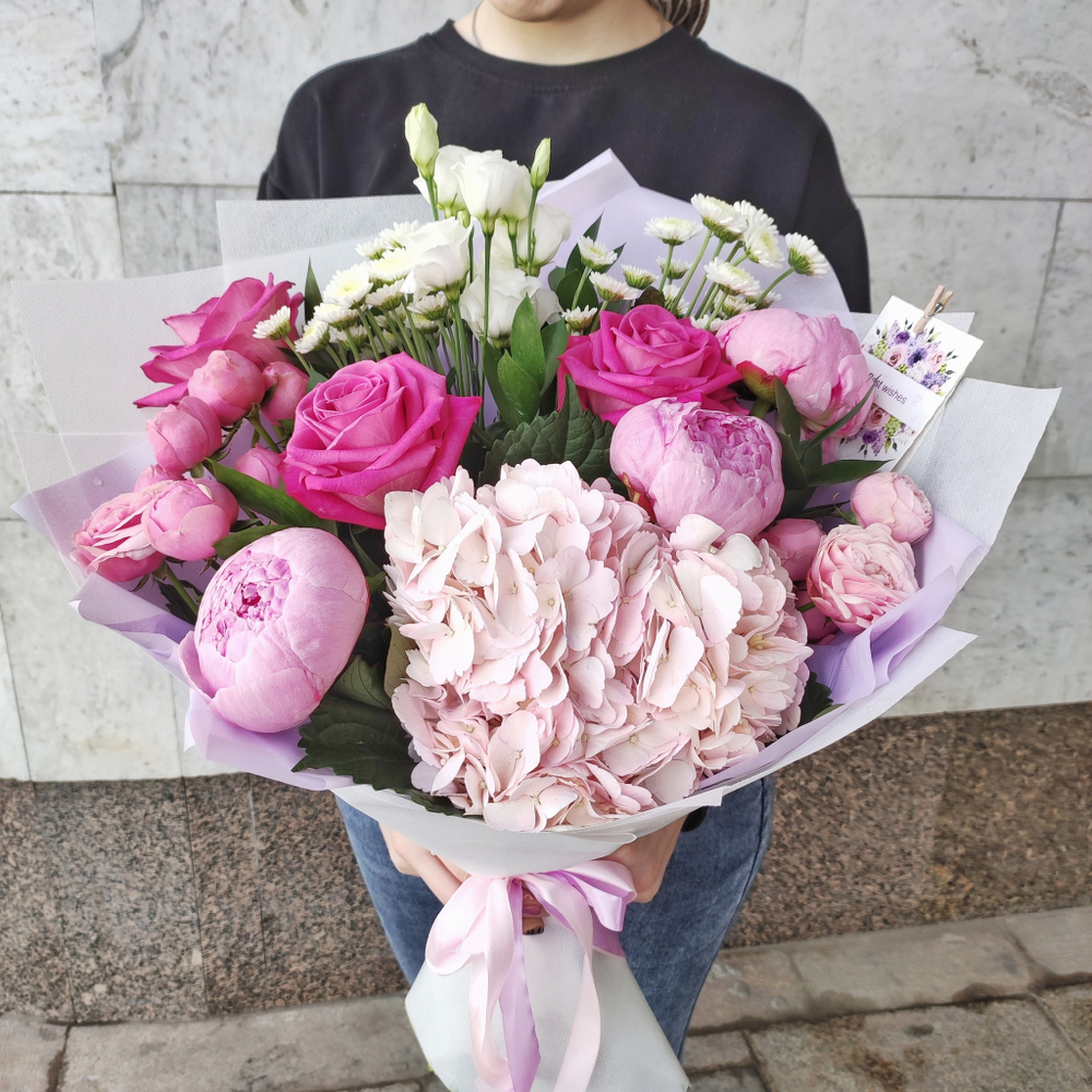 Авторский букет с гортензией и пионами