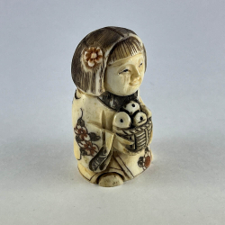 Статуэтка нэцкэ Девочка с фруктами