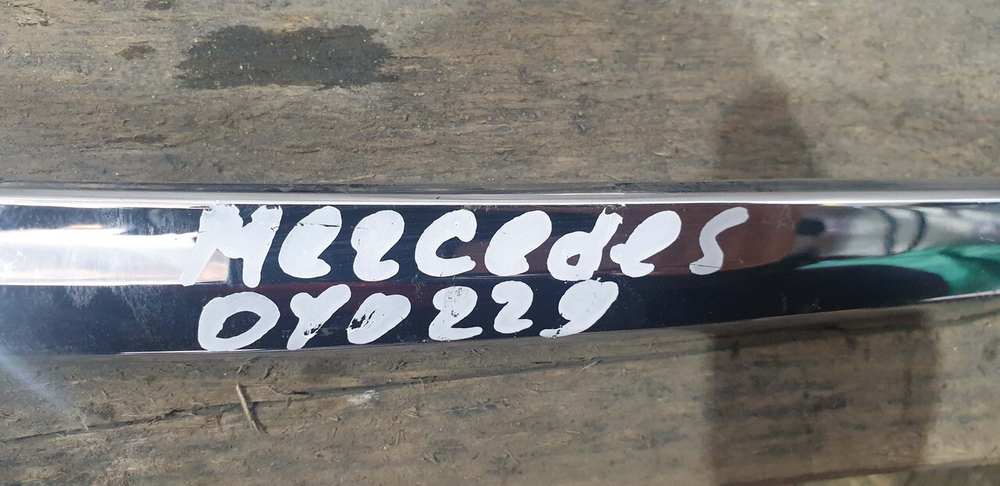 Молдинг решетки радиатора Mercedes C (W205) 14-18 Б/У Оригинал A2058880373