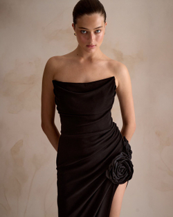 Черное вечернее платье без бретелей с деталью в виде розы