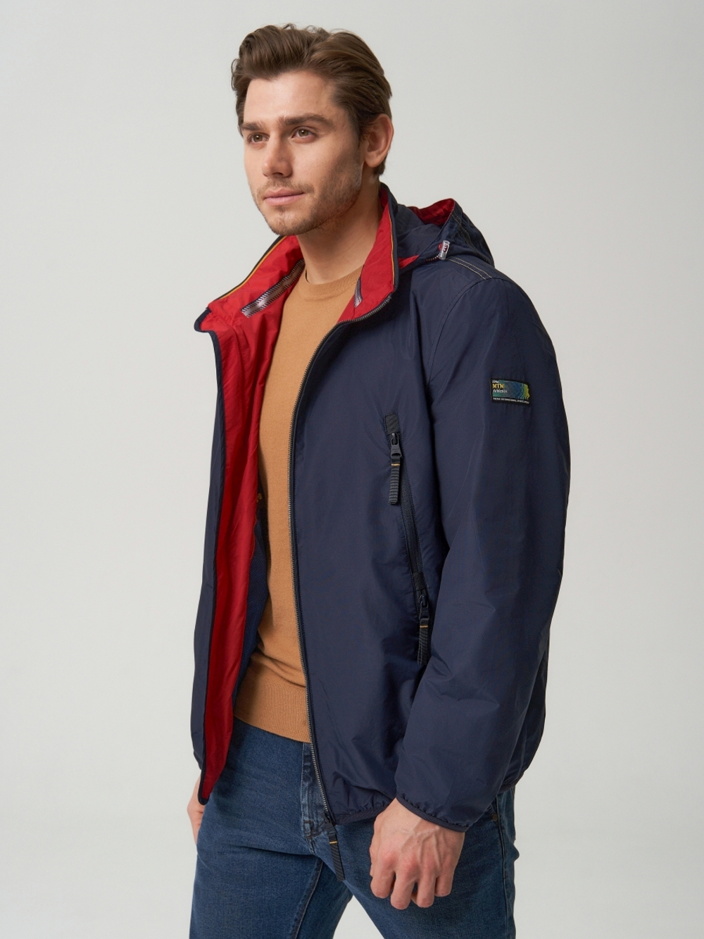 Мужская спортивная ветровка с капюшоном на резинке тёмно-синего цвета.