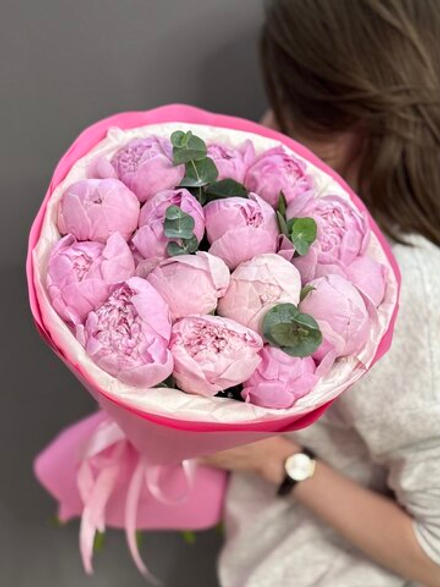 Букет из 15 пионов "Сара Бернар" с эвкалиптом