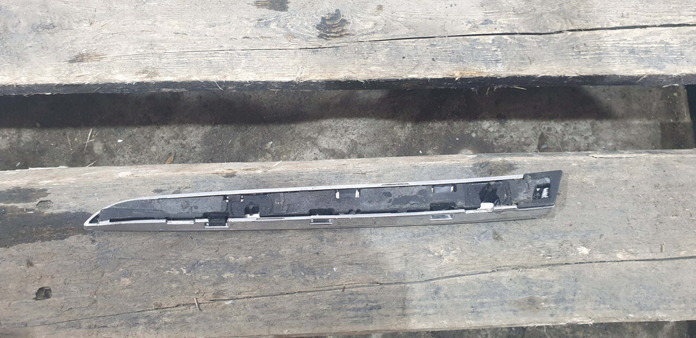 Молдинг решетки радиатора Mercedes C (W205) 14-18 Б/У Оригинал A2058880373