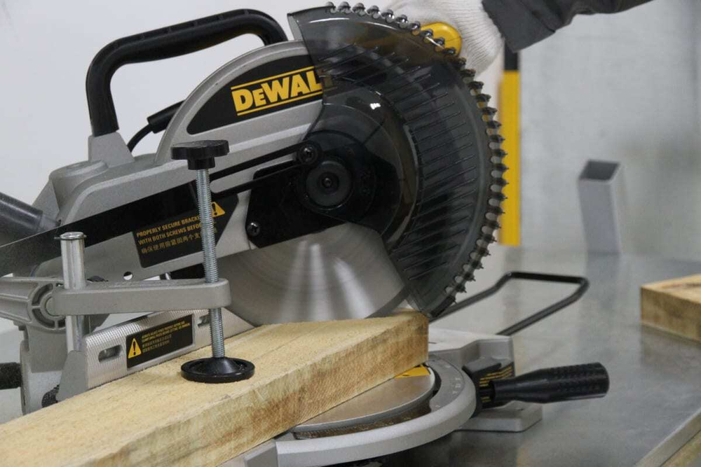 Торцовочная пила DEWALT DW714, 4600 об/мин, 13.1 кг