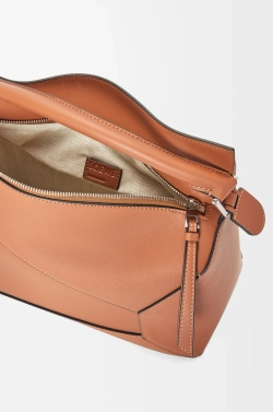 Loewe Сумка среднего размера Puzzle Edge из классической телячьей кожи, коричневый