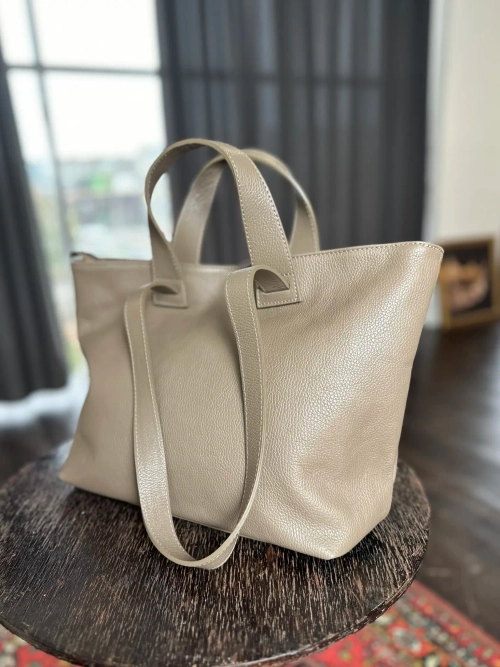 Женская сумка-шоппер из натуральной кожи цвета тауп