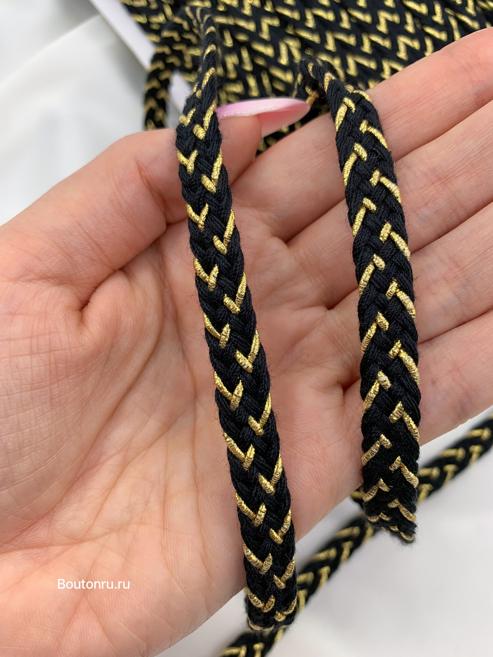Тесьма косичка черная с золотой нитью