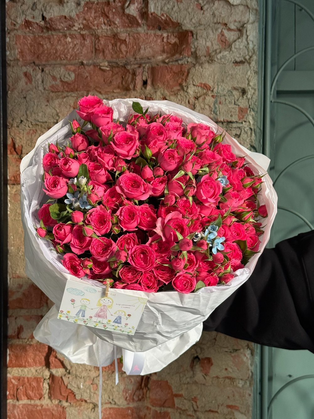 Букет из яркой кустовой пионовидной розы и оксипеталума