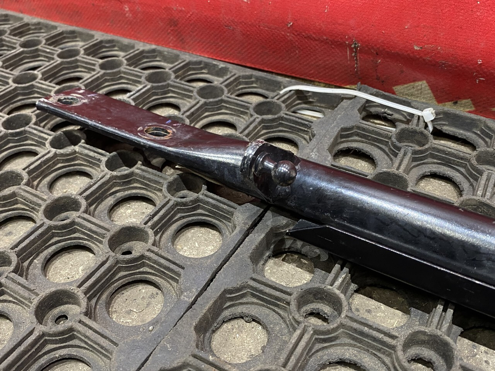 Кронштейн замка капота 2023г